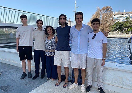 Eva Tortosa - teacher at IES Mar de Alborán - with her students, who are the creators of IncluyeteEstepon@.