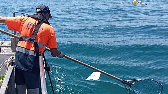 Plastics continue to be the main waste material collected by cleaning boats in Costa del Sol waters