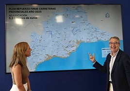 Nieves Atencia and Francisco Salado present the map highlighting the affected roads.