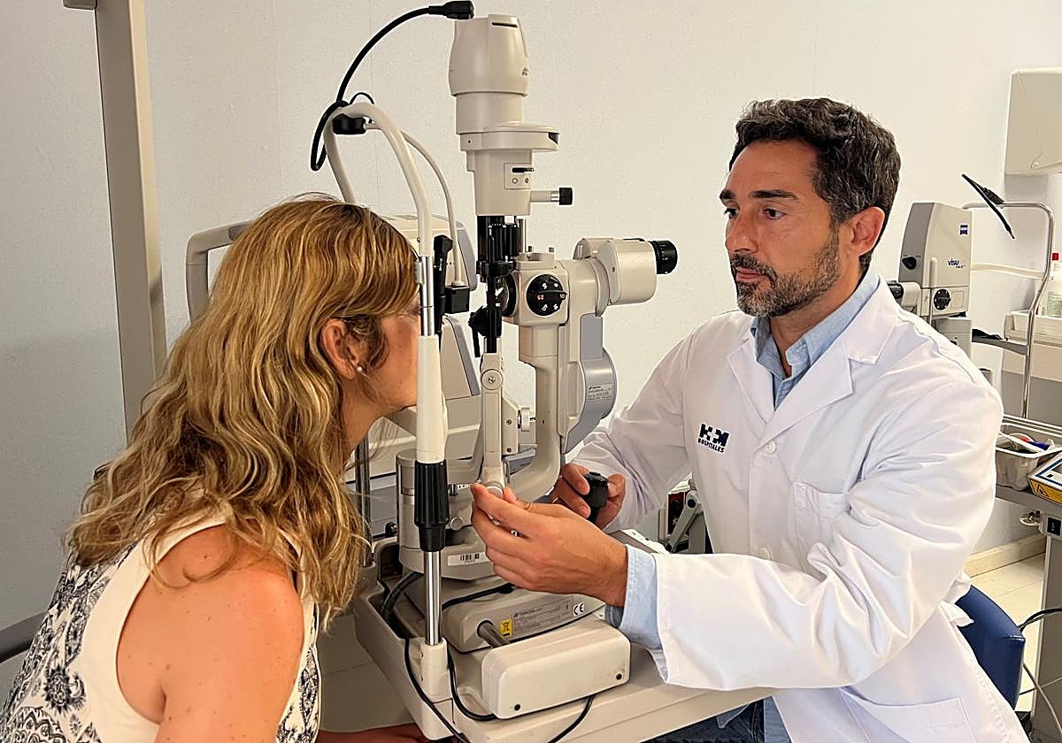 Image of an eye examination in progress.