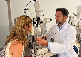 Image of an eye examination in progress.