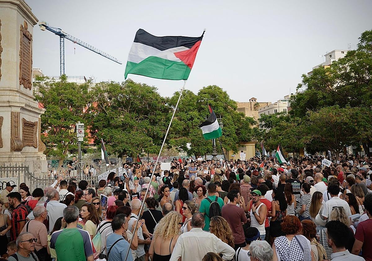 Imagen principal - Hundreds fill Malaga&#039;s Plaza de la Merced for a demonstration of solidarity with Gaza