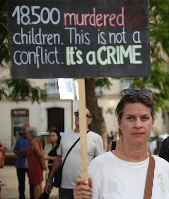 Imagen secundaria 2 - Hundreds fill Malaga&#039;s Plaza de la Merced for a demonstration of solidarity with Gaza
