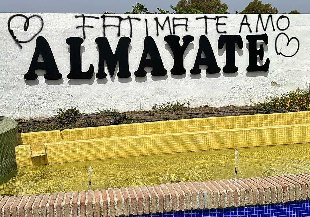 Image of the graffiti at the entrance to the coastal town of Almayate.