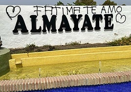 Image of the graffiti at the entrance to the coastal town of Almayate.