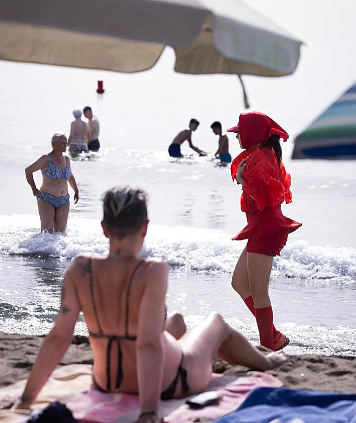 Imagen secundaria 2 - Who is the woman in red walking the length of the Costa del Sol?