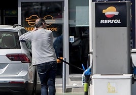 A motorist refuels at a petrol station in Arganda del Rey (Madrid).