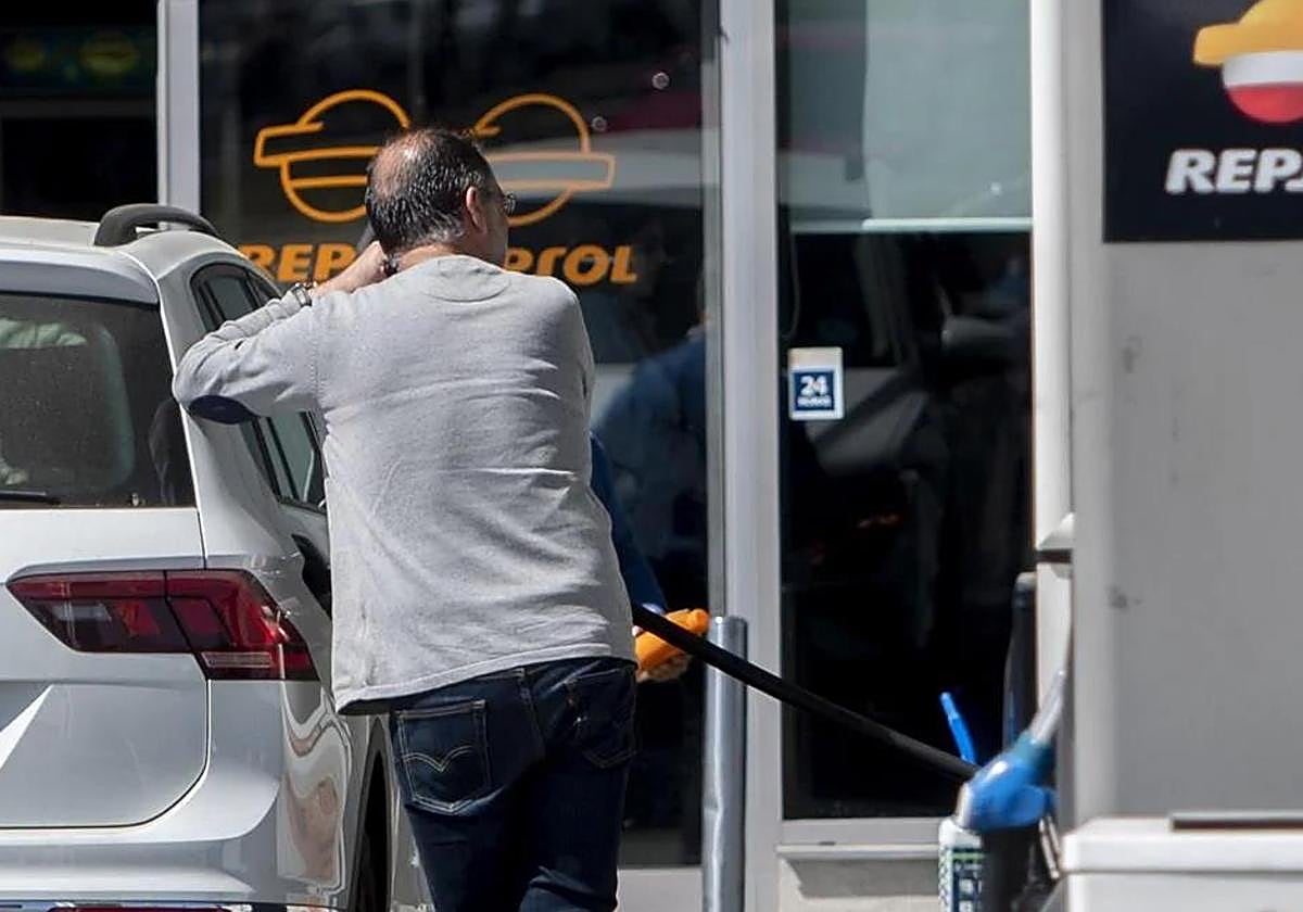 A motorist refuels at a petrol station in Arganda del Rey (Madrid).