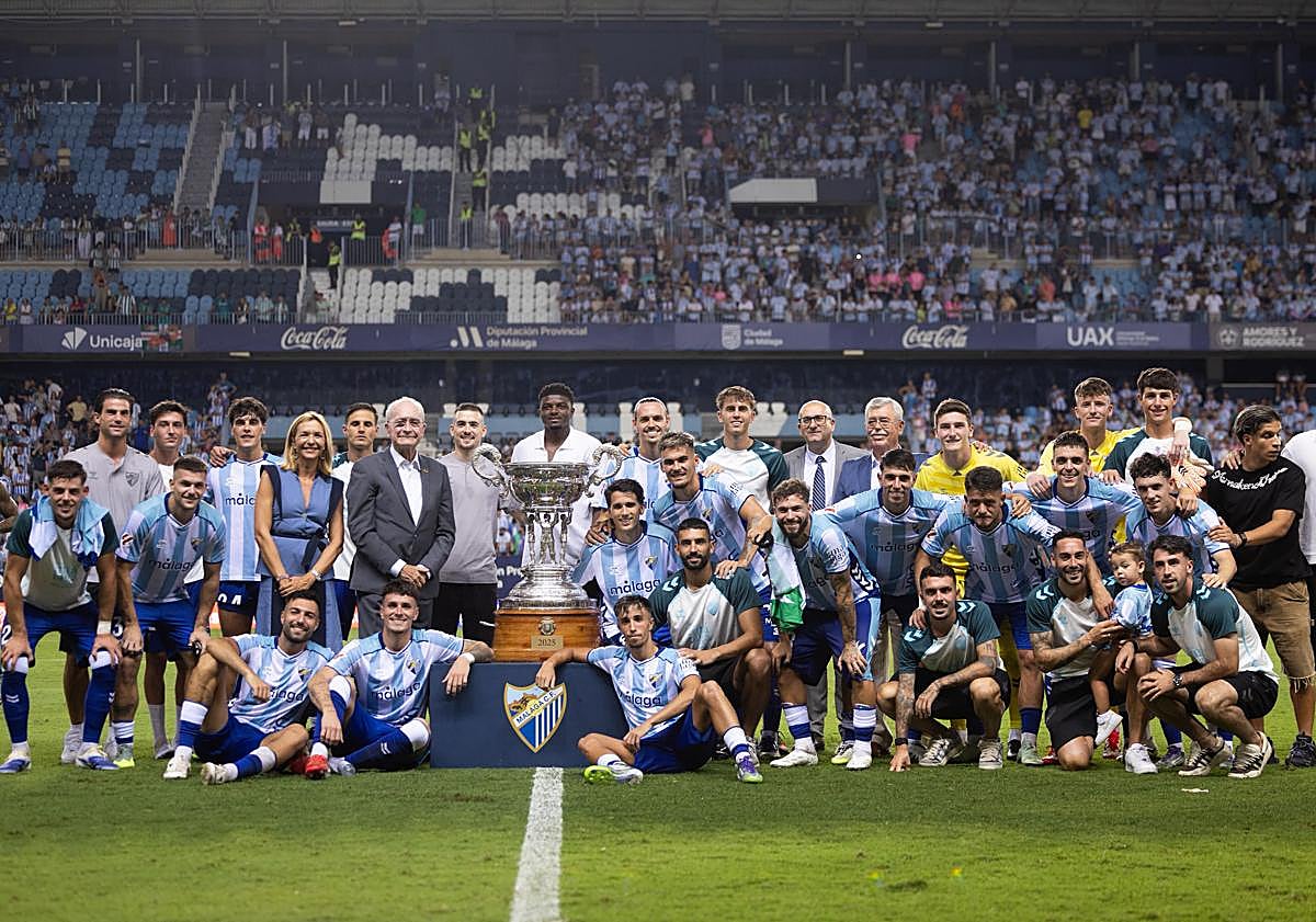 Imagen principal - David Larrubia masterclass stuns La Liga side Real Betis as Malaga CF lift Trofeo Costa del Sol