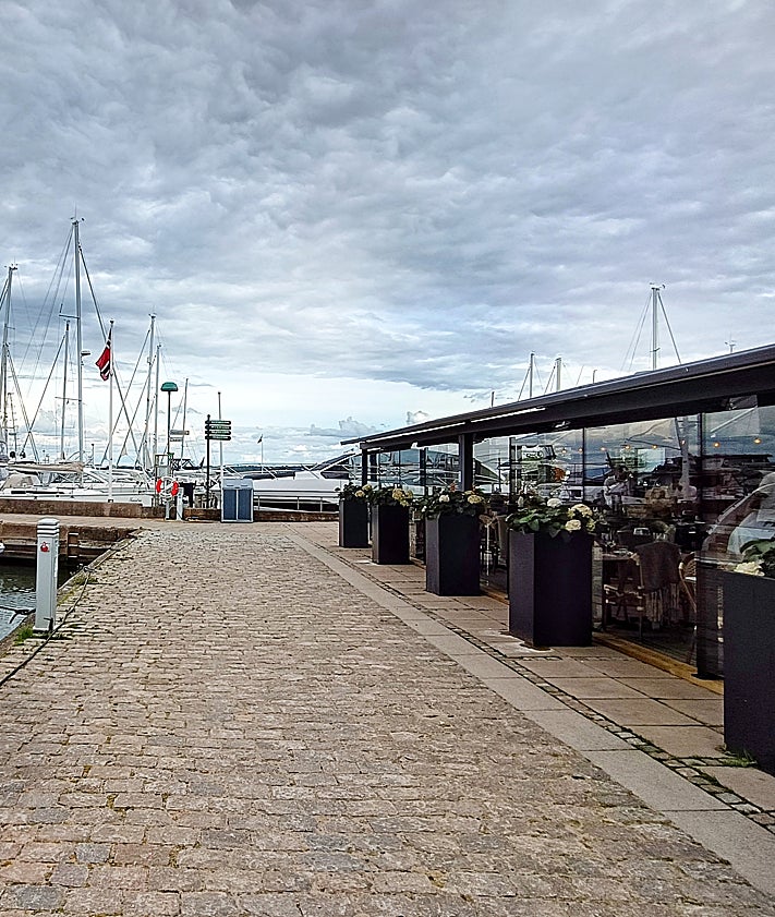 Imagen secundaria 2 - The old bath house, a boutique and a promenade area.