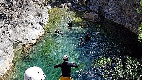 Descend into Granada's canyons: emerald green water, pools and adventures