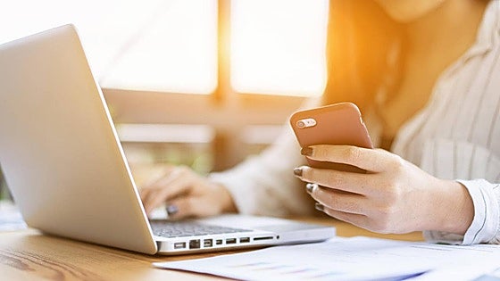 Can companies in Spain require employees to answer calls and WhatsApp messages outside normal work hours?