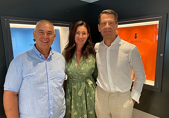 From left to right - Miguel Gómez Molina, Marta Tullio Nardi and Alberto Nardi in Marbella moments before the opening of the exhibition at Gómez y Molina Joyeros.