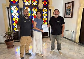 The promoters of the future nature theme park with the Mayor of Carratraca, Marian Fernández, at the signing of the building permit.