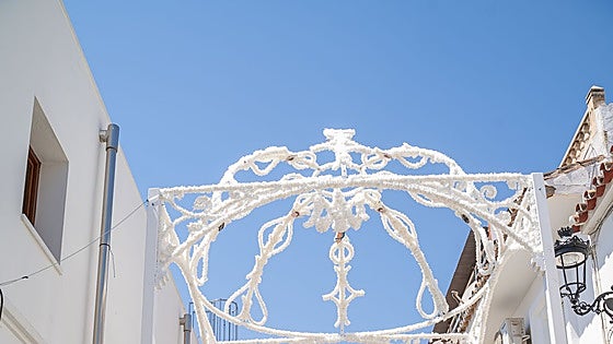 Benalmádena embellishes processional route of its patron with decorative structure