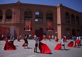 The students in the Plaza Antonio Ordóñez, next to the bullring.
