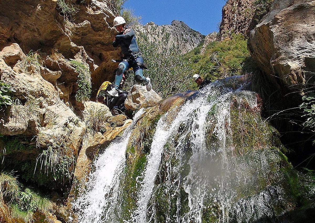 Imagen secundaria 1 - Descend into Granada&#039;s canyons: emerald green water, pools and adventures