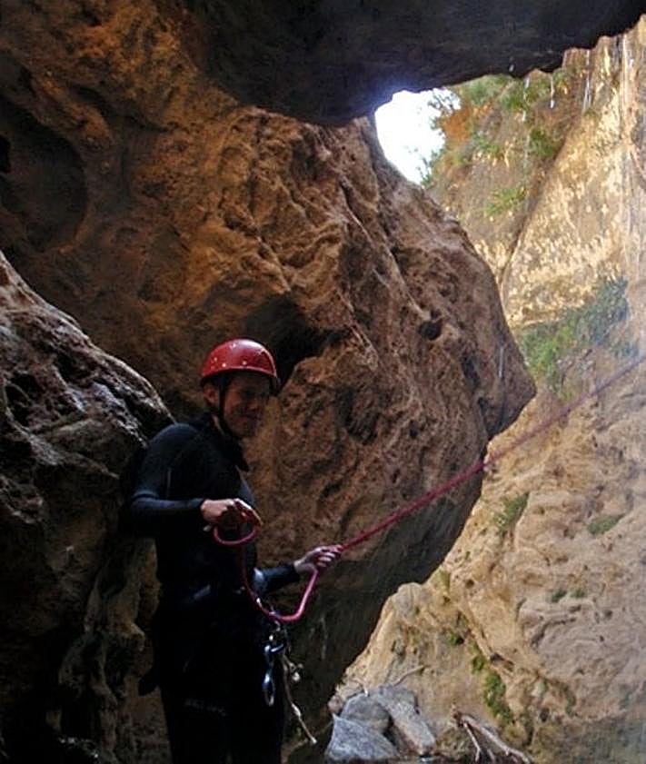 Imagen secundaria 2 - Descend into Granada&#039;s canyons: emerald green water, pools and adventures