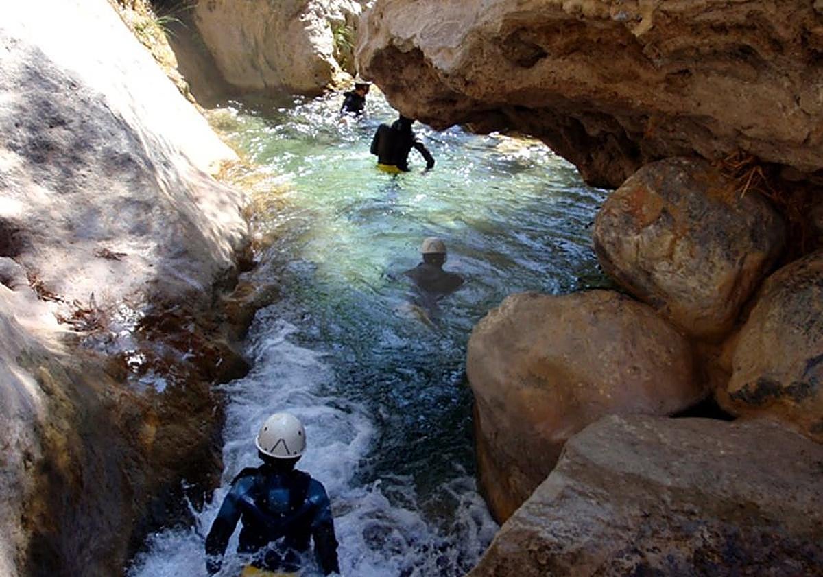 Imagen principal - Descend into Granada&#039;s canyons: emerald green water, pools and adventures