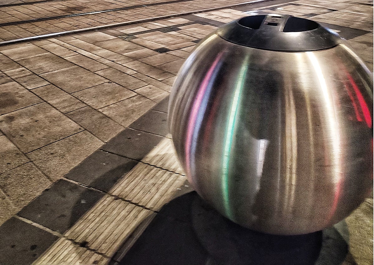 Imagen secundaria 1 - Refined experences: a hotel bathroom, a street trash bin, a breakfast. 