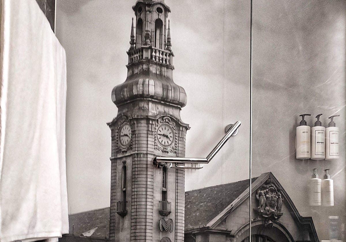 Imagen principal - Refined experences: a hotel bathroom, a street trash bin, a breakfast. 