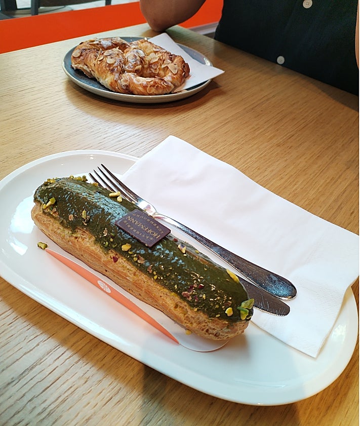 Imagen secundaria 2 - Refined experences: a hotel bathroom, a street trash bin, a breakfast. 