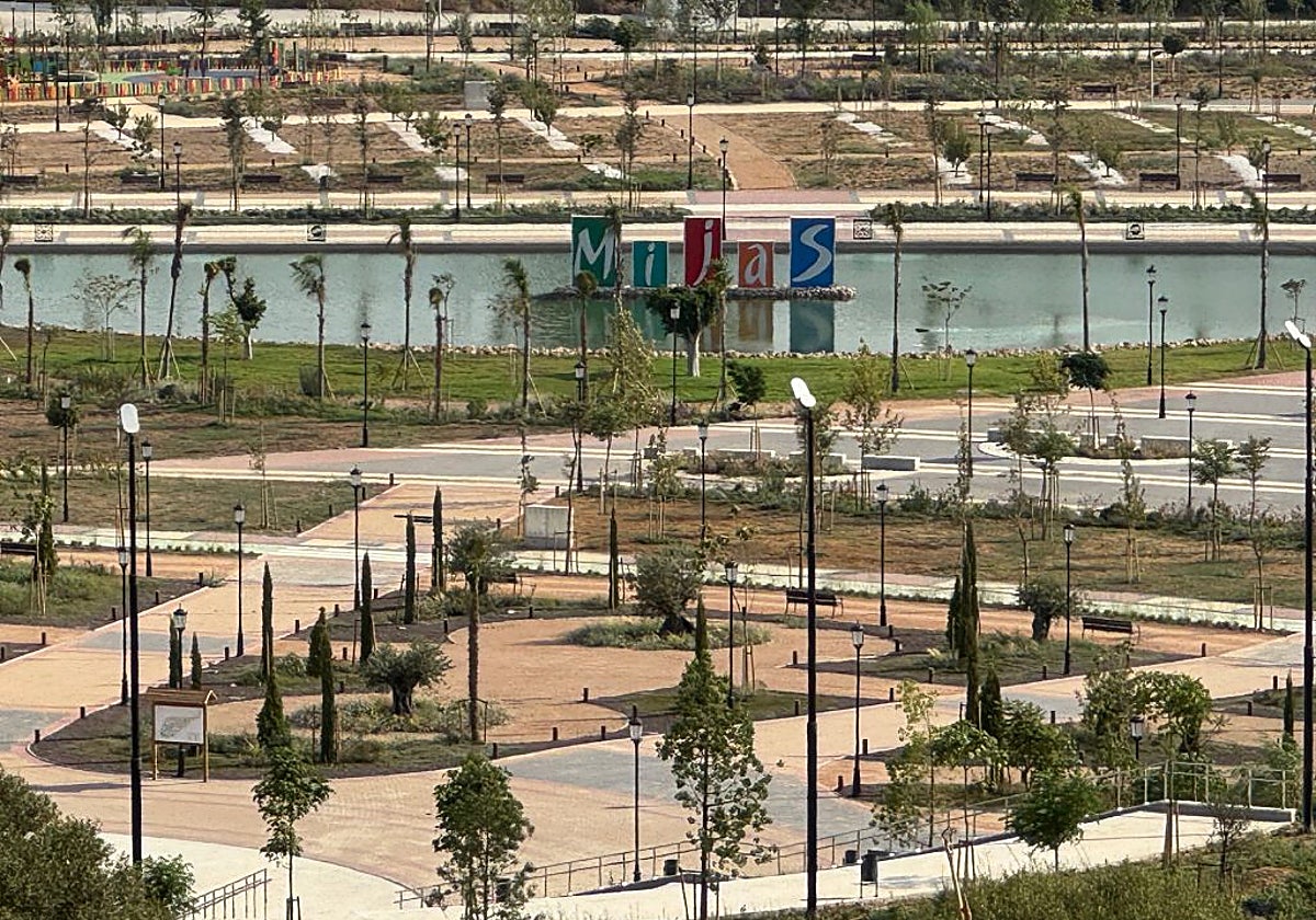 The park covers an area of about 27,000 square metres and the planting scheme includes 2,900 trees.