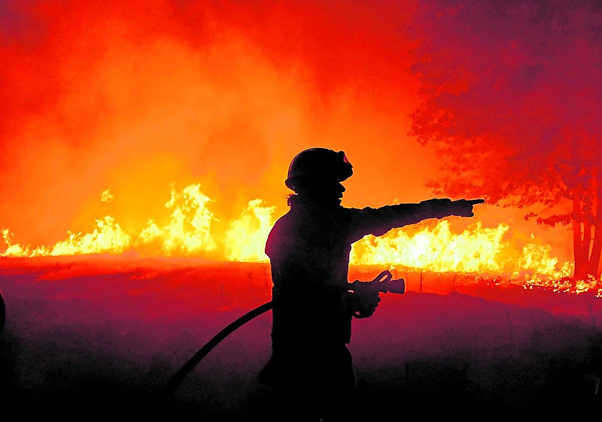 A fireman gives out instructions while fighting flames this week in Vileza (Ourense province).