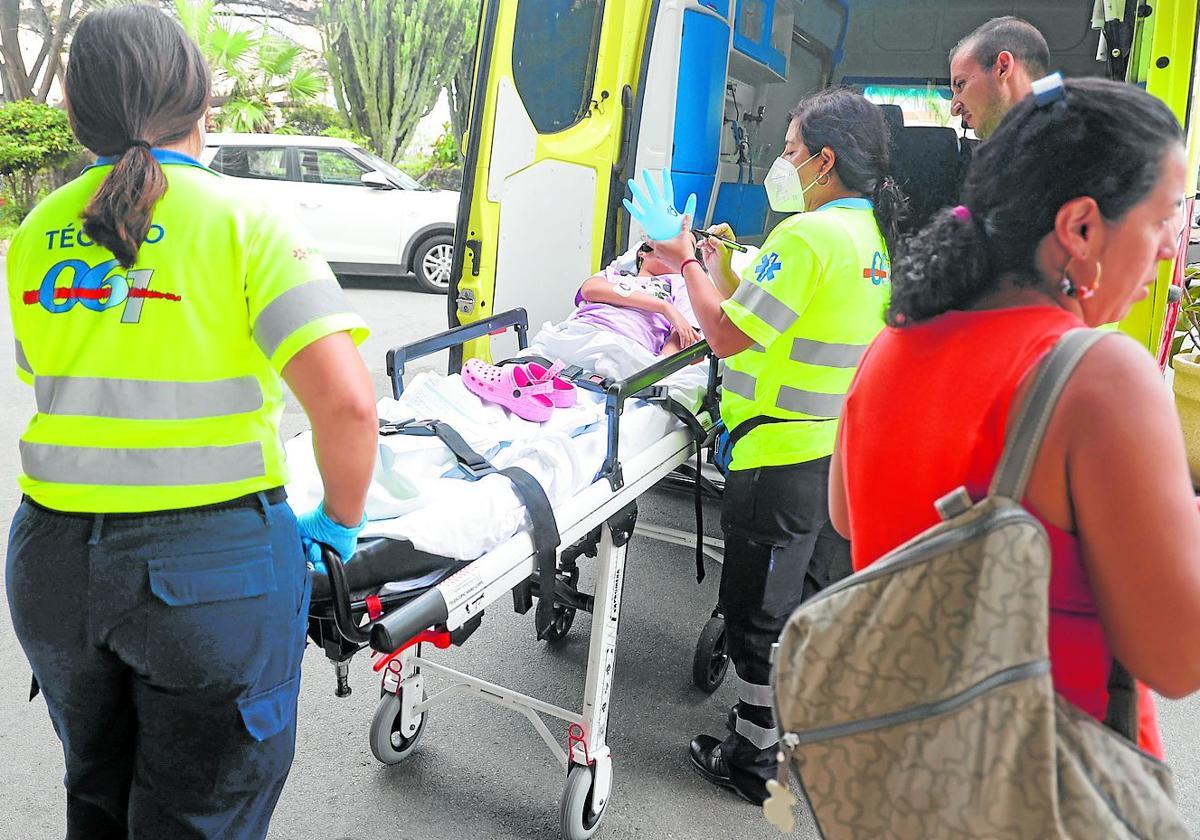 Medical personnel transport a 10-year-old girl from the Cavanna Hotel in La Manga to Santa Lucía Hospital.
