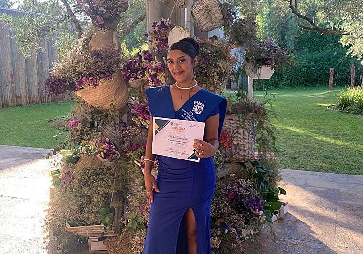 The young woman from Malaga poses with her E.S.O. degree at the Universidad Laboral.