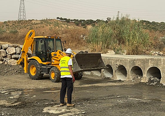 A backhoe excavator and workers from Cártama town hall are working to clear the pipes at the crossing of the Torre stream with the Gorrino stream.