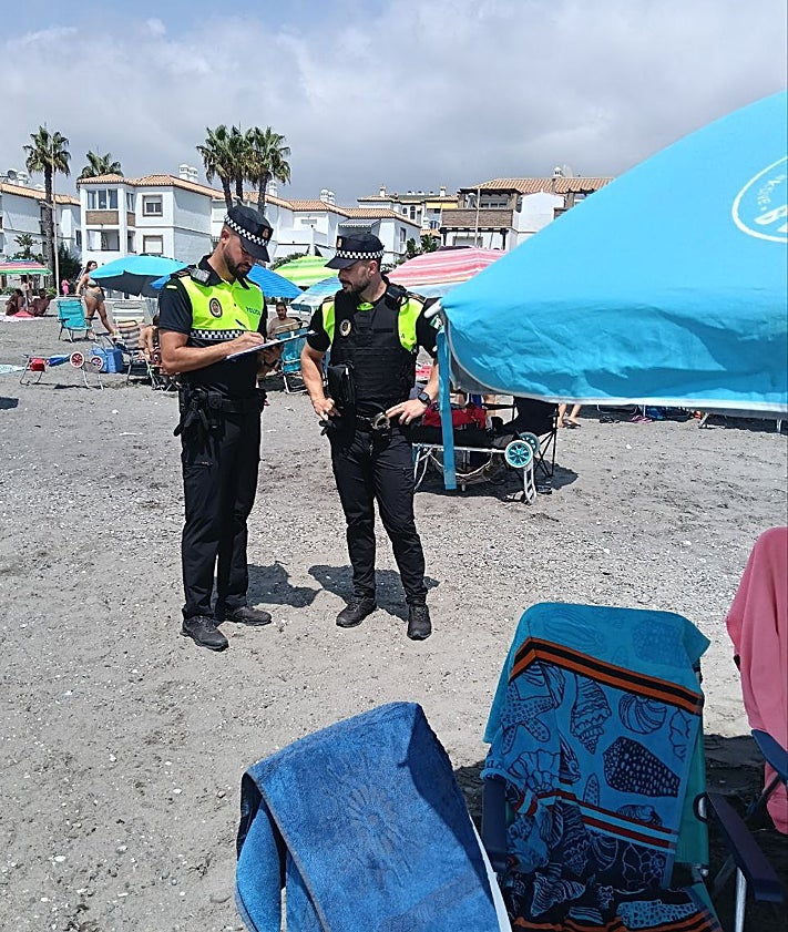 Imagen secundaria 2 - Local Police officers remove items from beaches in Torrox Costa