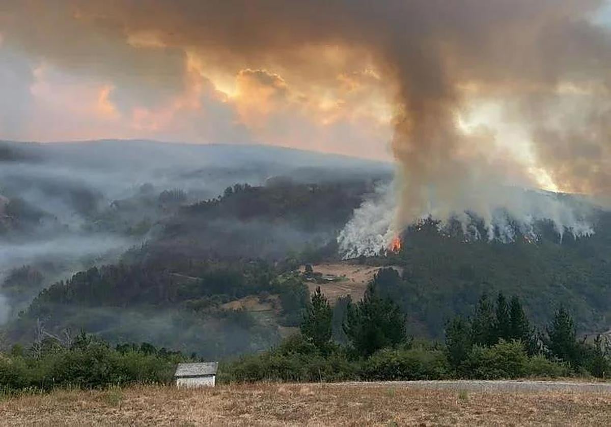 A forest fire in Ibias on Wednesday morning.