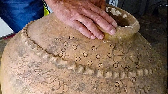 The curious story of the 18th century ceramic pot bearing the symbol of the three cultures found in Frigiliana