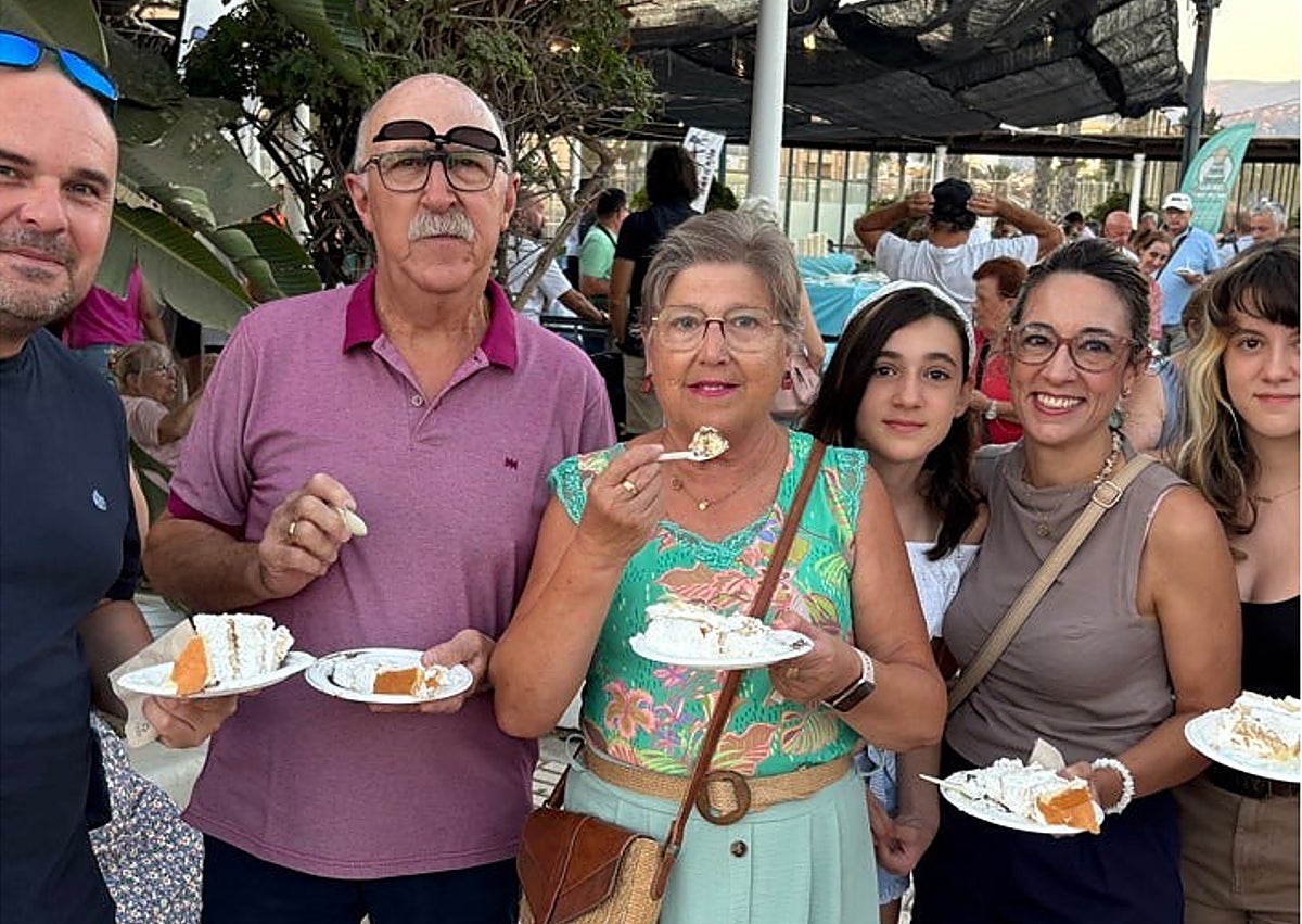 Imagen secundaria 1 - Photos from Día del Turísta in Torre del Mar.