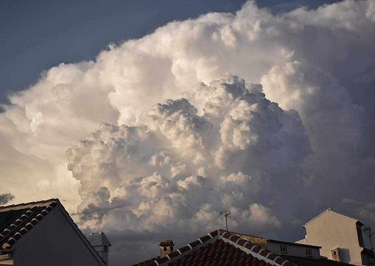 Imagen secundaria 1 - It&#039;s six years since three tornadoes and a supercell wreaked havoc in an inland Malaga town