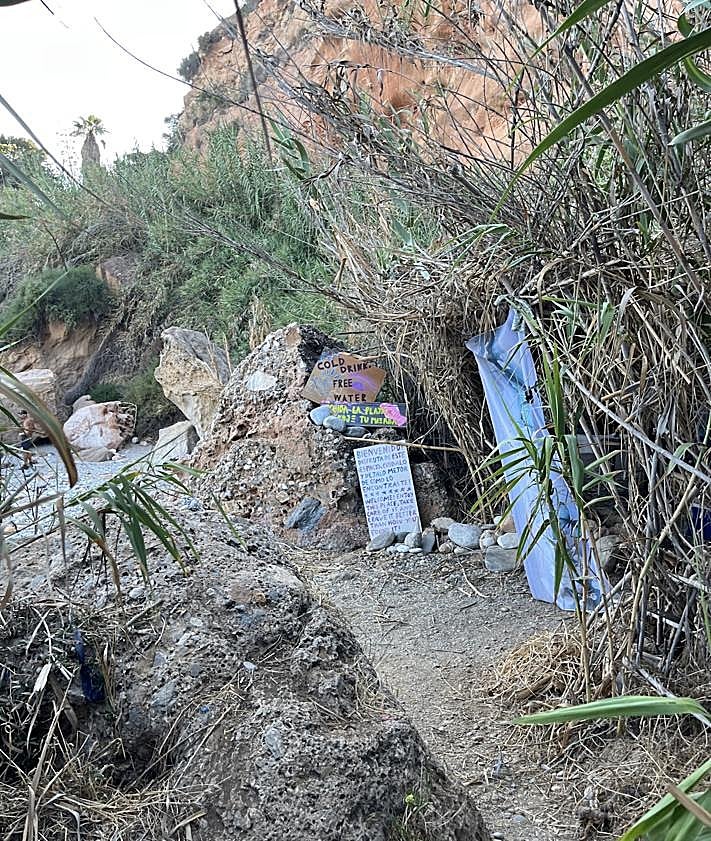 Imagen secundaria 2 - Images of rubbish and graffiti at the Barranco de Maro cove.