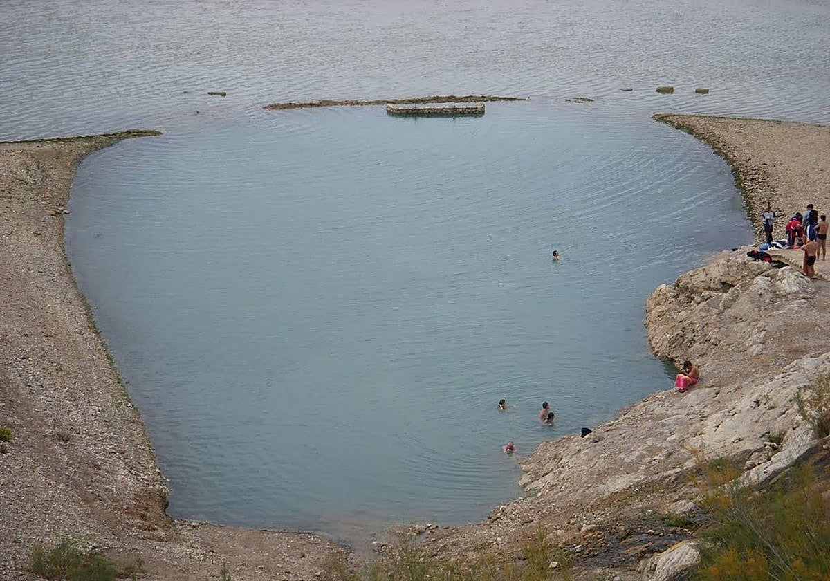 A thermal water pool next to the Negratín Reservoir