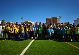 The Mayor of Benalmádena, Juan Antonio Lara, and the regional delegate for tourism, culture and sport, Carlos García, with a group of children