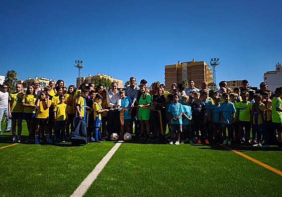 The Mayor of Benalmádena, Juan Antonio Lara, and the regional delegate for tourism, culture and sport, Carlos García, with a group of children
