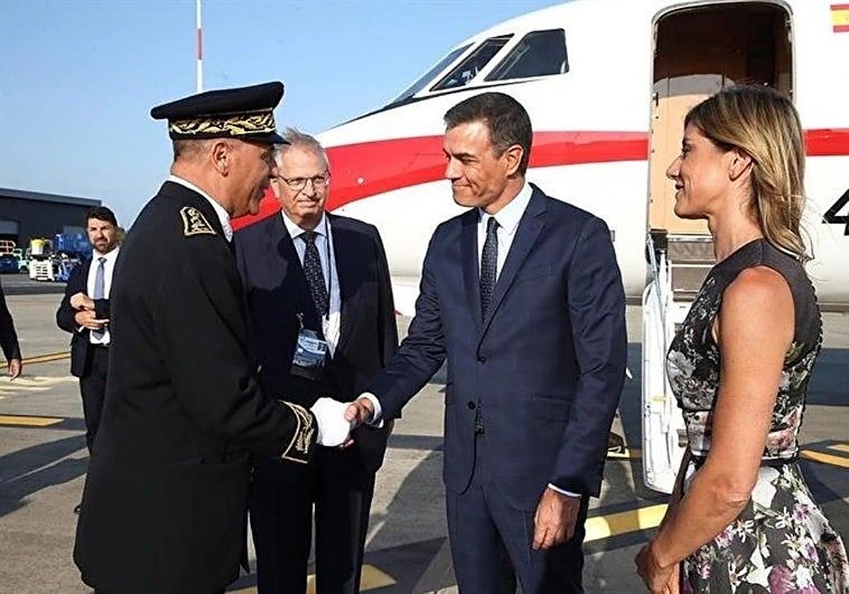 Pedro Sánchez and Begoña Gómez near the steps of a Falcon