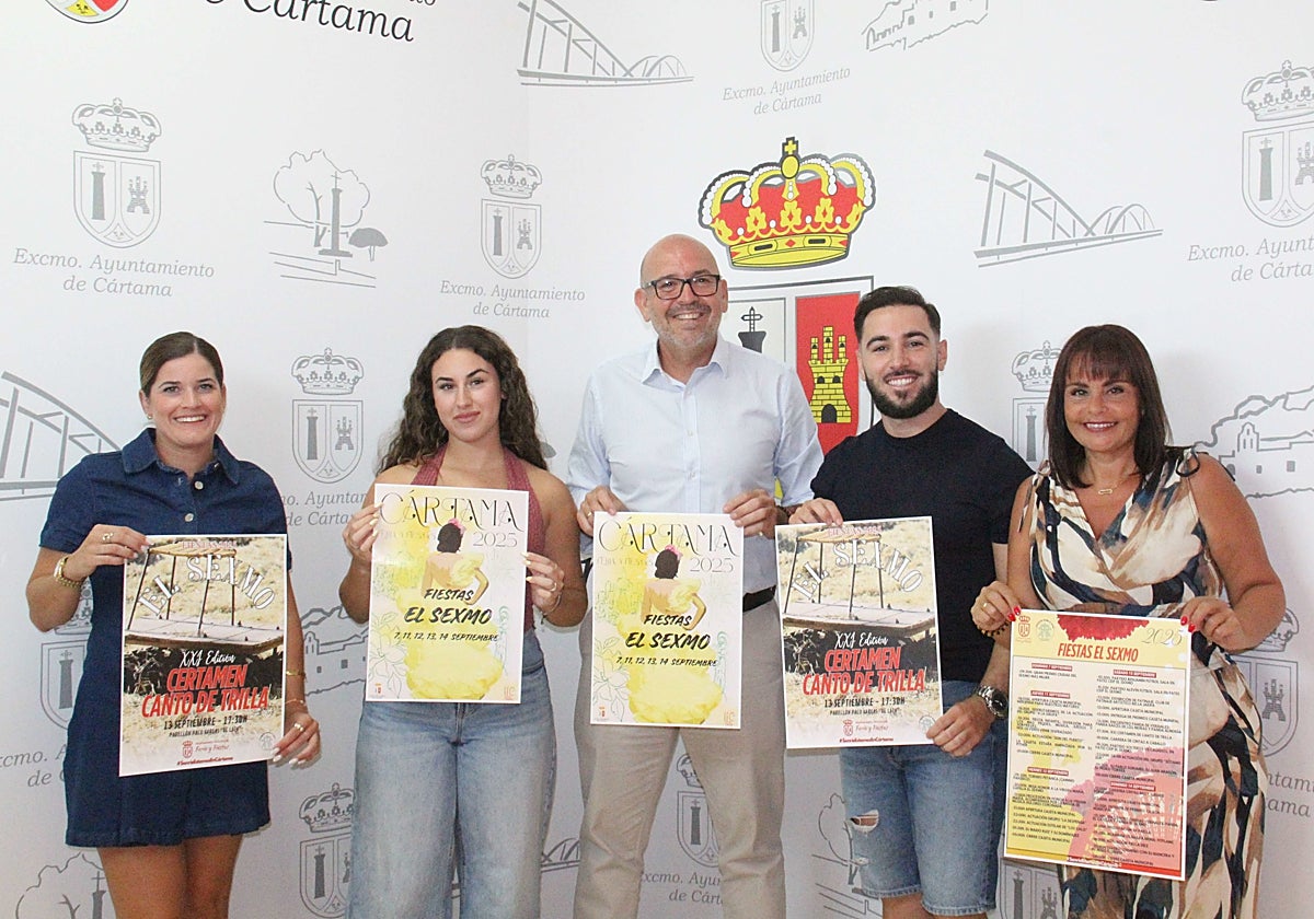 The town's mayor (c) at the presentation of the fair.