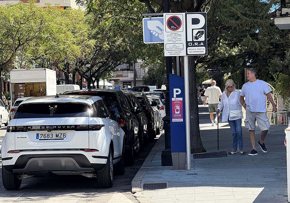 Blue zone area in the centre of Marbella with no parking spaces available.