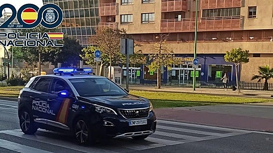 A thief on an electric scooter arrested for multiple mobile phone robberies in Malaga