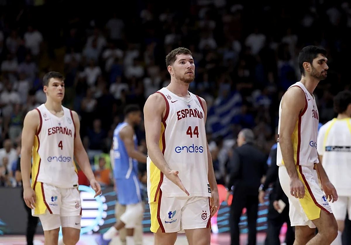 The Spain players after losing to Greece.