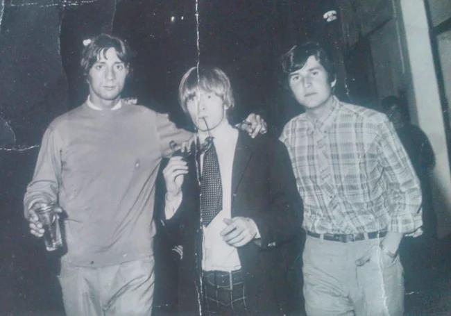 Brian Jones (centre) with Rafael Olaegui (left) of the band Los Soñadores, outside the Top Ten in Pasaje Pizarro in Torremolinos.