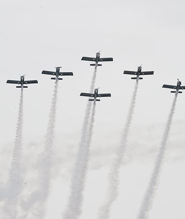 Imagen secundaria 2 - Costa del Sol air show draws the crowds despite the cloud and rain, in photos and video