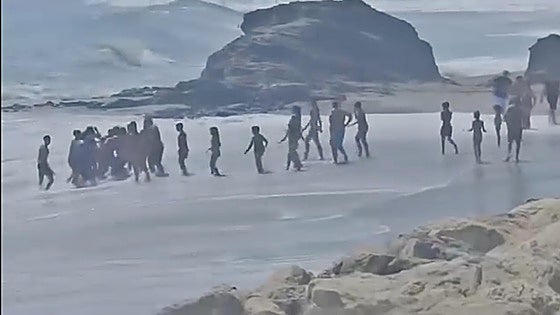 Human chain saves a child from being swept out to sea by the current on a Costa del Sol beach