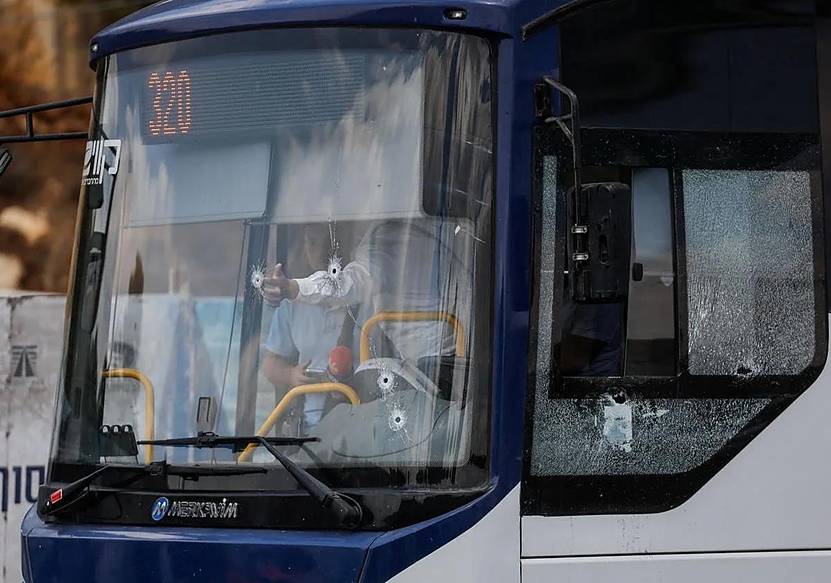 Imagen principal - Benjamin Netanyahu visited the scene of the bus shooting. 