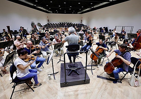 Conductor Pedro Halffter rehearses with the OFM in its new hall.